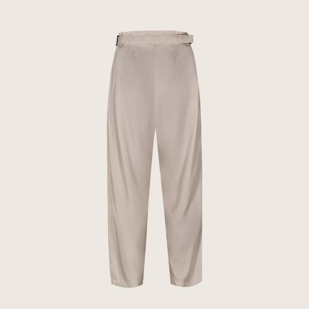 hesperis-fashion-01_Elinor_A Pantalón ajustable multitalla de Hesperis en tejido natural y diseño sostenible.