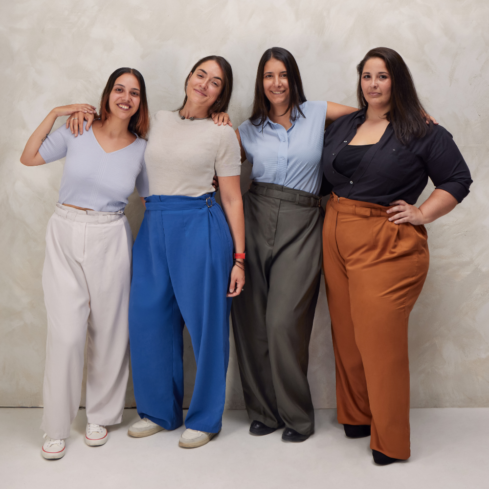 hesperis-fashion-adjustable-bottoms-Elinor_AllSizes_web Modelos vistiendo ropa sostenible y ajustable de Hesperis adaptada a distintos cuerpos. Pantalones Elinor<br />